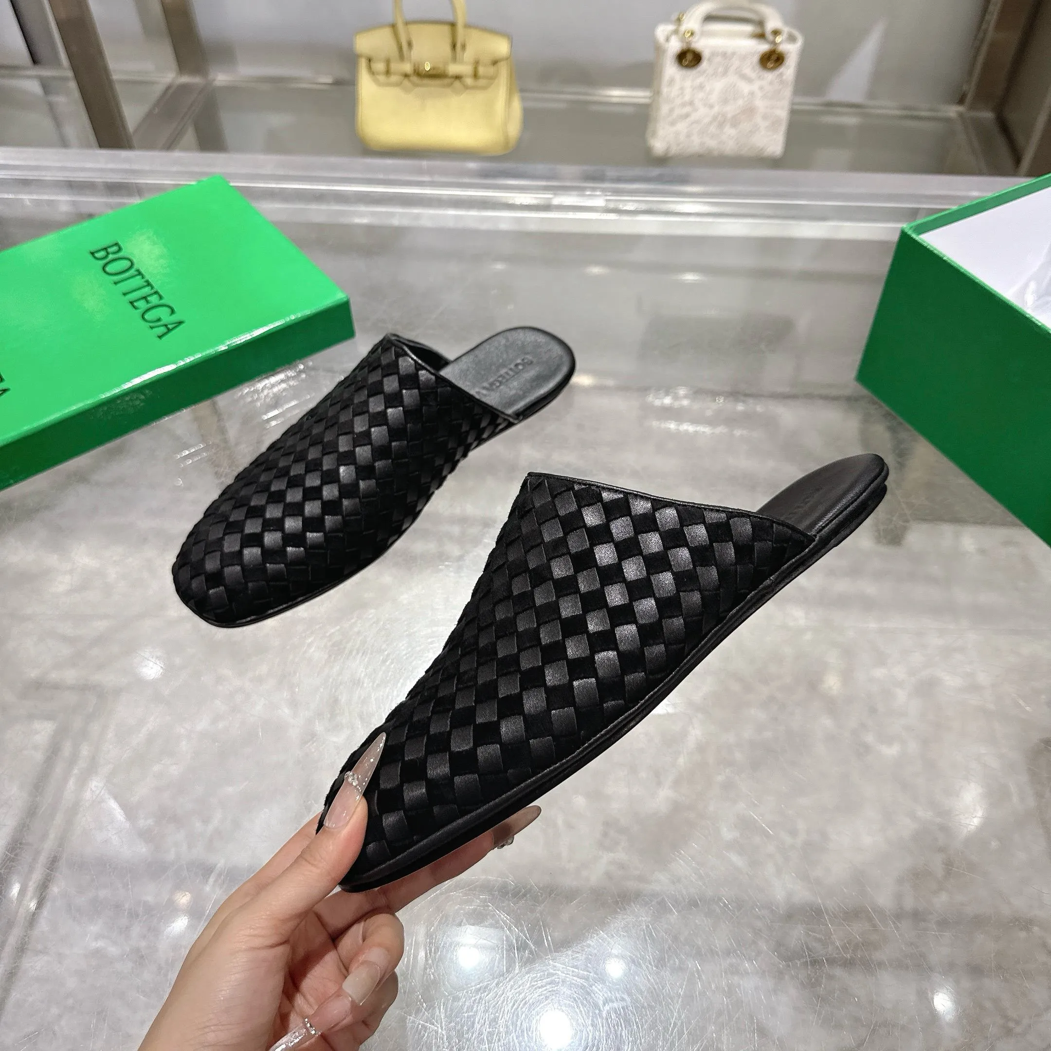 [BV] Top P: 720💰Size for couples: Female 35-39 Male 39--44 (Female 40. Male 38.45.46.47 customization is not returnable) [Note‼ ️] Add 💰 to size 46, add 💰 to size 47. Bottega Veneta's 2025 autumn counter synchronized genuine leather outsole classic woven half-drag couple model Bottega Veneta square toe flat shoes, imported mixed sheepskin, imported sheep! Leather outsole! [Rose][Rose]! Purely hand-woven and operated, the original board is reproduced one-to-one! quality assurance!